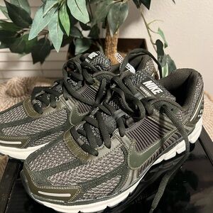 Nike Women's W Zoom Vomero 5 Sneakers in Cargo Khaki/Sequoia Sail
Size 11